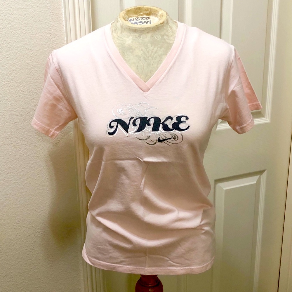 Nike Women’s Light Pink S/S V-neck Logo T-shirt- M